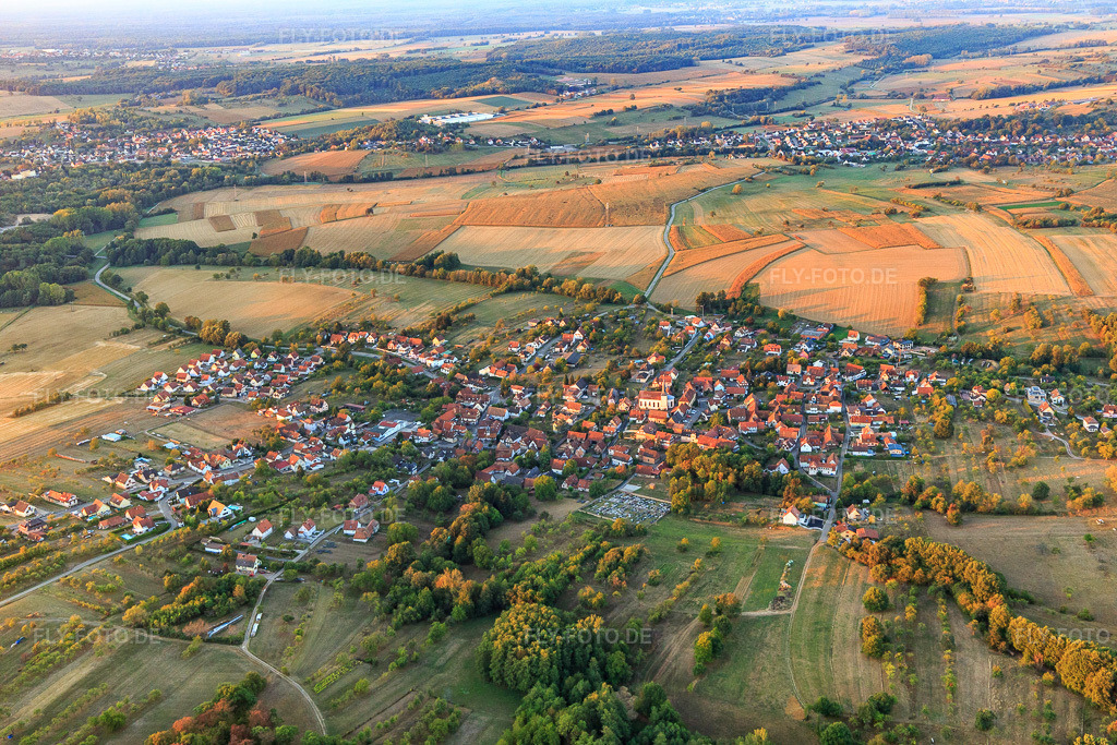 Luftbild: dorfübersicht aus Norden in Lampertsloch im Bundesland Bas-Rhin in Frankreich. – Foto: IMG_111617.jpg vom 16.09.2018 durch Werner Riehm/FLY-FOTO.de – Auflösung des Originals: 5472 x 3648 px