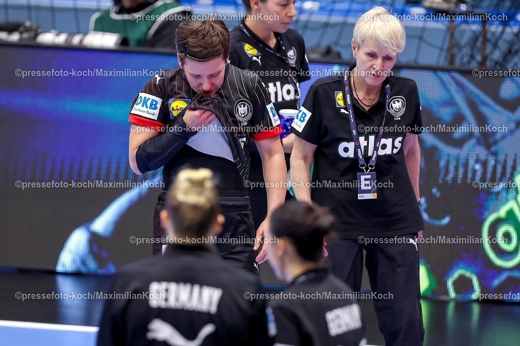 DHB16102501079 | 16.10.2025, Handball, EHF Frauen Länderpiel, EM Qualifikation 2026, Deutschland - Nordmazedonien, Schwalbe-Arena in Gummersbach:  Alina GRIJSEELS  (GER #04) verletzt auf dem Spielfeld und muss medizinisch versorgt werden Verletzung Gesicht Nase 
