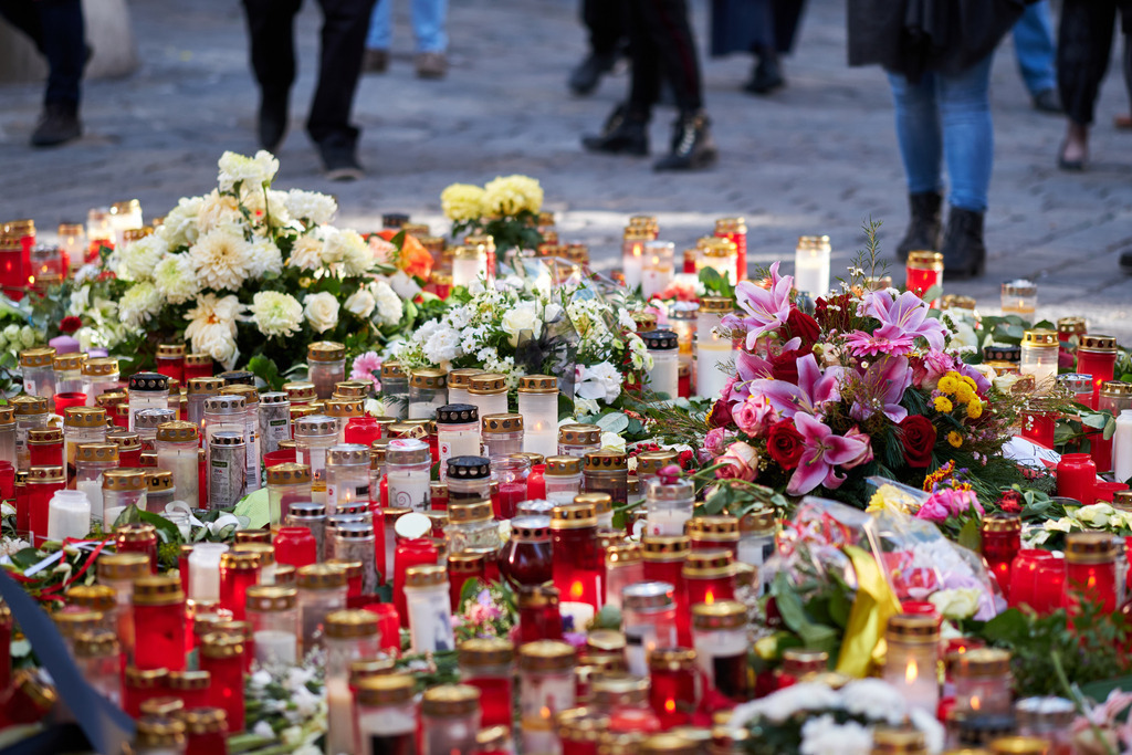 Kerzen und Blumen am Tatort | Wien, Austria - November 06, 2020: Gedenken an den Terroranschlag vom 02.11.2020, Kerzen und Blumen am Tatort mit Menschen im Hintergrund. - Realisiert mit Pictrs.com