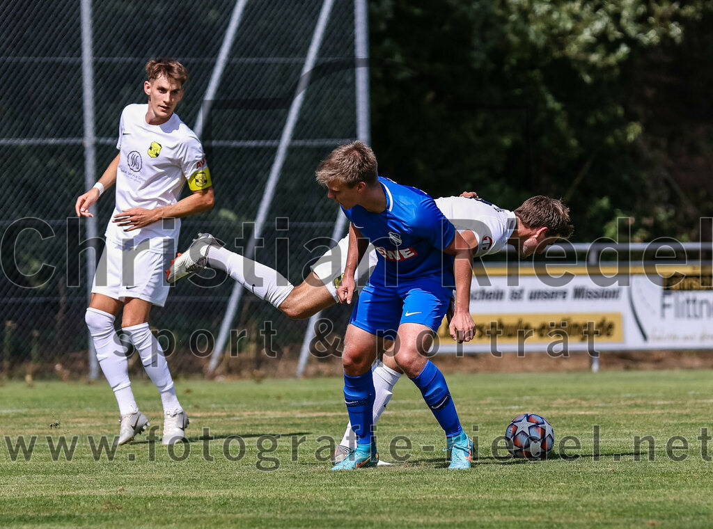 2023-07-22_110_FC_Eitting_gegen_FC_Moosinning | Eitting, Deutschland, 22.07.2023:
Fußball, Kreisliga 2023 / 2024, Testspiel, FC Eitting gegen FC Moosinning, Endergebnis: 0:4

Dennis Stauf (FC Moosinning, #15), Christian Reiser (FC Moosinning, #17), Lukas Treffler (FC Eitting, #11)

Foto: Christian Riedel / fotografie-riedel.net