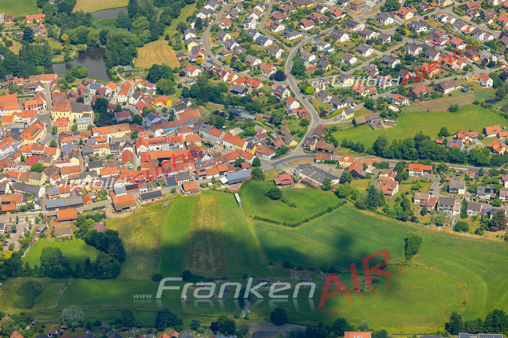 Das Luftbild zeigt :  Oberviechtach - Die Luftaufnahme wurde 2023 vom UL-Flugzeug aus erstellt ( keine Drohne ) - Hochauflösende Luftaufnahme - Für grossformatige Ausdrucke geeignet. Die Geschenkidee !Mit Lizenz und Bildrechte bestellbar