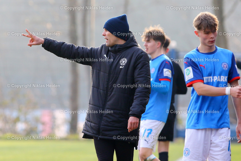 NH_HolsteinKielU19_BlumenthalerSVU19_U19DFBNachwuchsliga_08022025 | Jan Frederik Kaps (Trainer, Holstein Kiel U19)Fußball I Junioren I U19 DFB-Nachwuchsliga I Saison 2024-2025 I Hauptrunde Liga B, Gruppa A, 2. Spieltag I Holstein Kiel U19 - Blumenthaler SV U19 I 08.02.2025 I Citti-Fußballpark