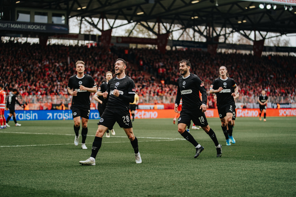 FCS08736 | Der offizielle Shop für FC St. Pauli Fotos. Wähle aus Spielszenen & Fanmomenten dein FCSP Wunschformat. Wir liefern Millerntor-Atmosphäre.