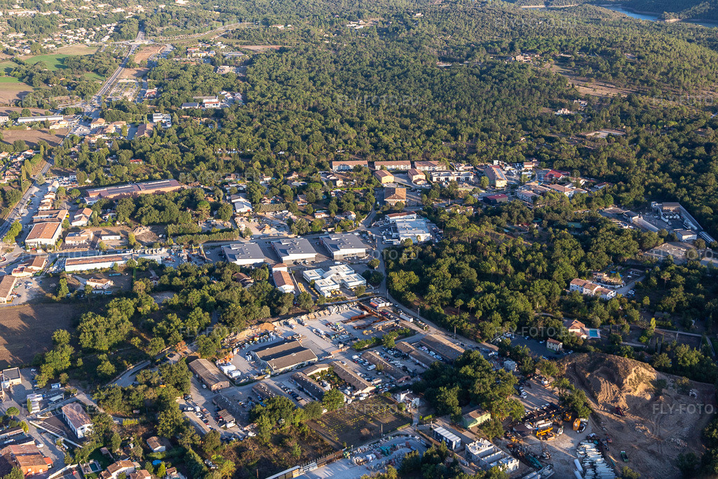 Vue aérienne: Vue de la ville à Montauroux dans le département Var, France. Photo: IMG_129547.jpg prise le 18/09/2021 par Werner Riehm/FLY-FOTO.eu – Résolution de l'original: 5009 x 3339 px