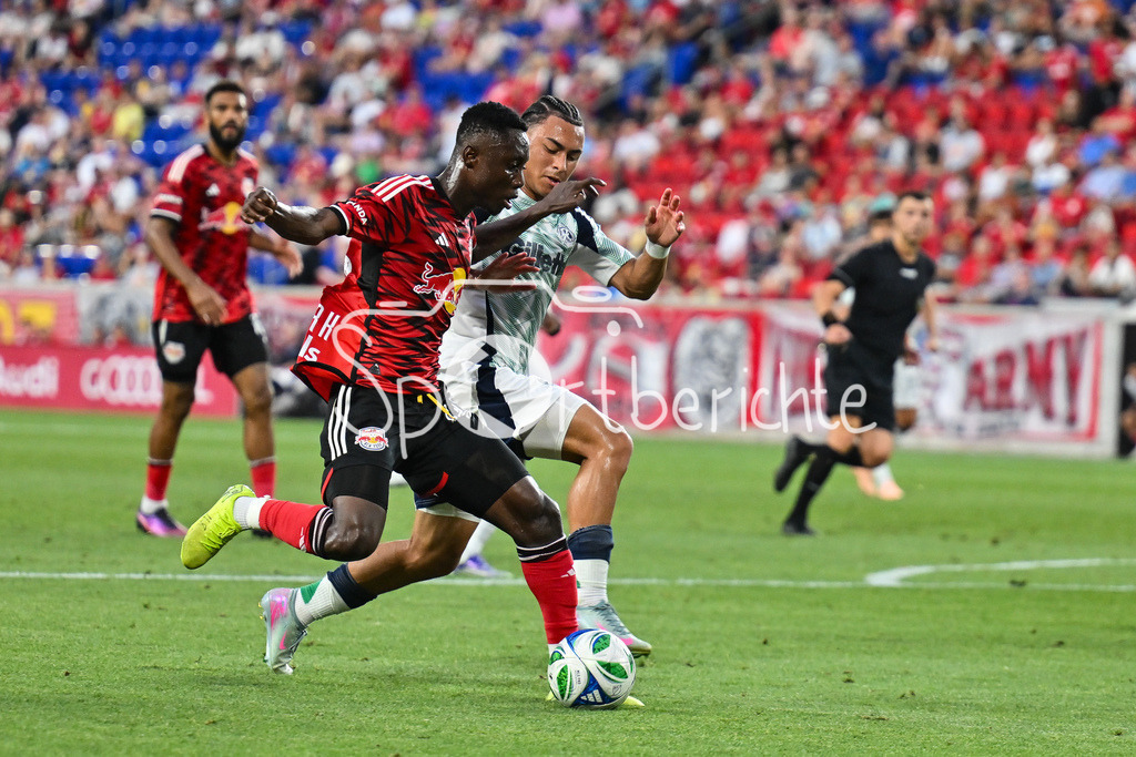 New York Red Bulls - New England Revolution | im Duell Ronald DONKOR (New York 48) und Peyton MILLER (New England 25) / Zweikampf / Major League Soccer: New York Red Bulls - New England Revolution, Red Bull Arena am 16.07.2025