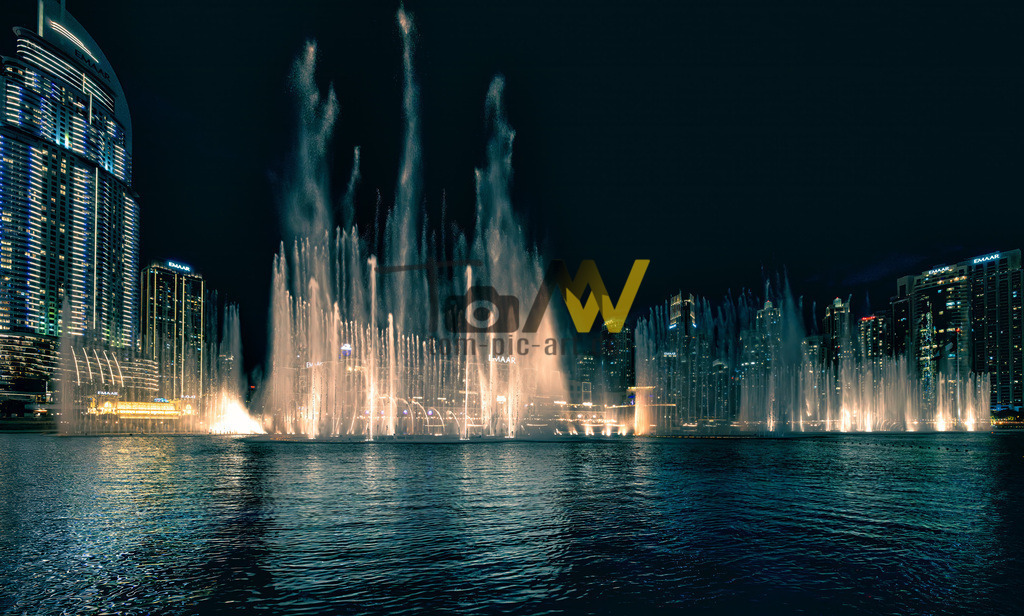 Wasserspiele in Dubai bei Nacht am Burj Khalifa-----Orient | Der Springbrunnen vor dem Burj Khalifa in Aktion bei seiner nächtlichen Show. Sehr schön beleuchtet. - Realisiert mit Pictrs.com