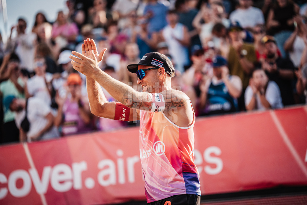 Beachvolleyball | Männer | Allianz German Beach Tour 2025 | Tourstop Berlin | 17.08.2025 | Alexander Horst applaudiert dem Publikum