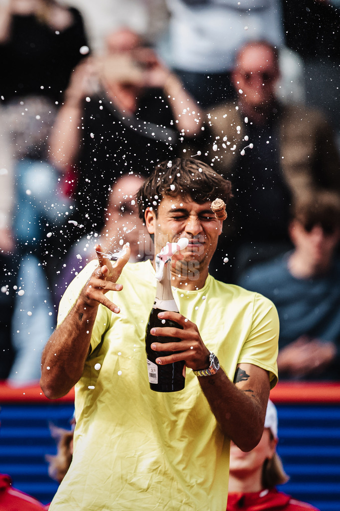Tennis | Männer | bitpanda Hamburg Open Finale | ATP 500 | Andrei Andrejewitsch Rubljow (RUS) vs. Flavio Cobolli (ITA) | 24.05.2025 | Flavio Cobolli beim Öffnen der Sektflasche bei der Siegerehrung