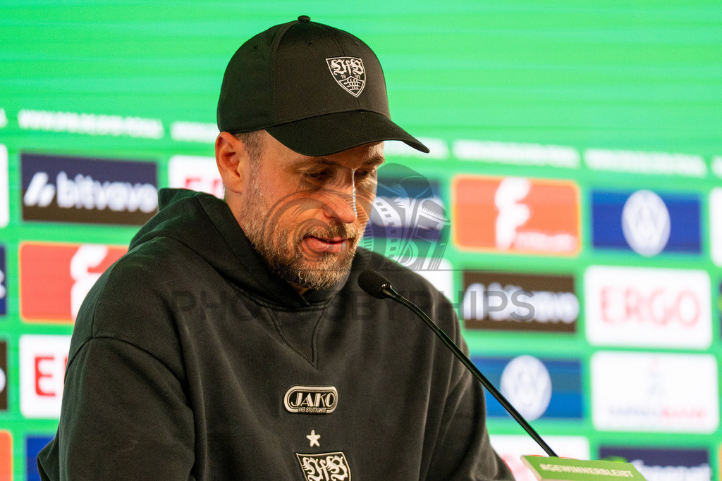 VfB Stuttgart vs. SC Freiburg, Fussball, DFB-Pokal, Halbfinale, 23.04.2026 | Sebastian Hoeness (Trainer VfB Stuttgart) bei der Pressekonferenz nach dem Einzug ins Pokalfinale,VfB Stuttgart vs. SC Freiburg, Fussball, DFB-Pokal, Halbfinale, 23.04.2026DFB regulations prohibit any use of photographs as image sequences and/or quasi-video
