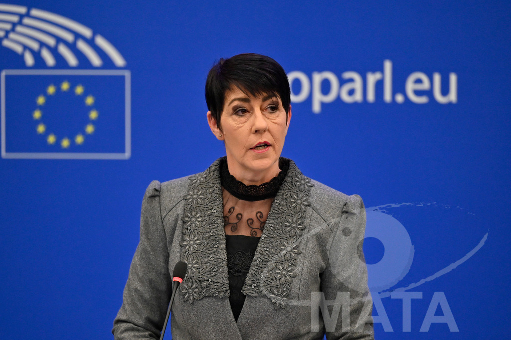 _DWI0173 | Politikerin Christine Anderson bei einer Pressekonferenz zum Thema ' Alarmierende Statistiken zu den Folgen des COVID-Lockdowns' im Europäischen Parlament. Straßburg, 18.01.2023 - Realisiert mit Pictrs.com