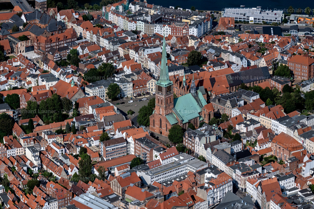 4038268 | Die im Baustil der Backsteingotik gebaute St. Jakobi Kirche ist eine der fünf evangelisch-lutherischen Hauptpfarrkirchen in der Lübecker Altstadt.