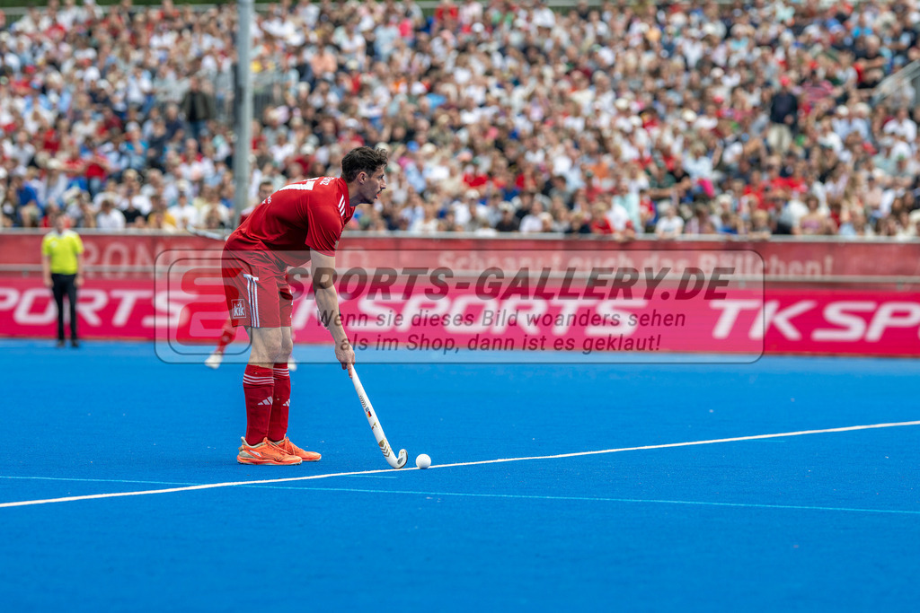 Final4_20250601-1444-Z82_9227 | Krefeld, Deutschland, 01.06.2025:  Feldhockey Final4 2025 – „Deutsche Feldhockey-Meisterschaften 2025“ Crefelder HTC - Rot-Weiss Köln (Finale Herren) im Gerd-Wellen-Hockeyanlage am 01.06.2025 in Krefeld, Deutschland. (Foto von Kramhöller/Fehrmann/Kaste)Krefeld, Germany, 01.06.2025: Feldhockey Final4 2025 – „Deutsche Feldhockey-Meisterschaften 2025“ Harvestehuder HTC - Düsseldorfer HC (Finale Damen) in Gerd-Wellen-Hockeyanlage at 01.06.2025 in Krefeld, Deutschland. (Foto from Kramhöller/Fehrmann/Kaste)