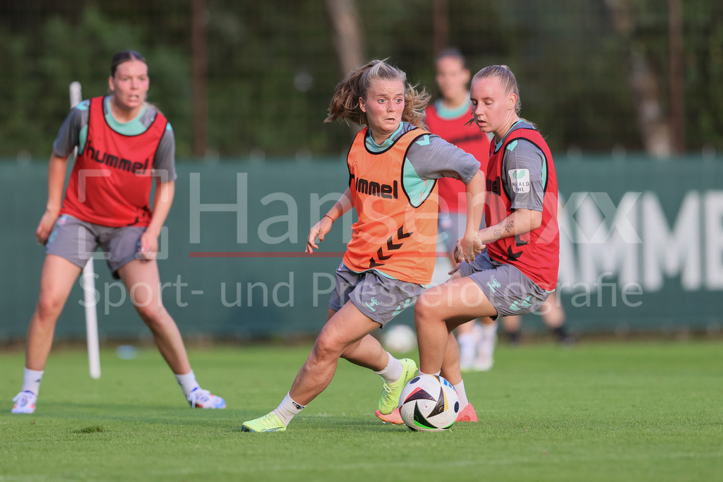 Fussball, Google Pixel Frauen-Bundesliga, Training SV Werder Bremen | v.li.: Ricarda Walkling (SV Werder Bremen, 13) und Emöke Papai (SV Werder Bremen, 16) im Zweikampf, Duell, Dynamik, Aktion, Action, Spielszene