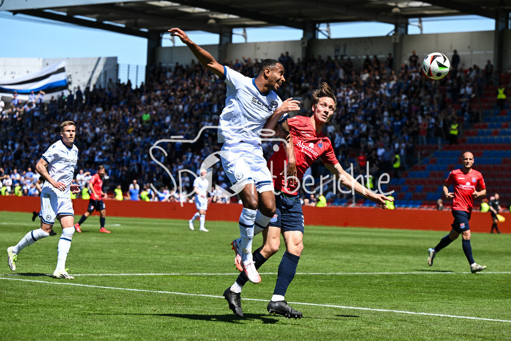 SpVgg Unterhaching - Arminia Bielefeld | Im Duell Noah Joel SARENREN BAZEE (Arminia Bielefeld 37) und Tim KNIPPING (UHG #34) / Zweikampf / 3. Liga: SpVgg Unterhaching - Arminia Bielefeld, Uhlsport Park am 11.05.2025