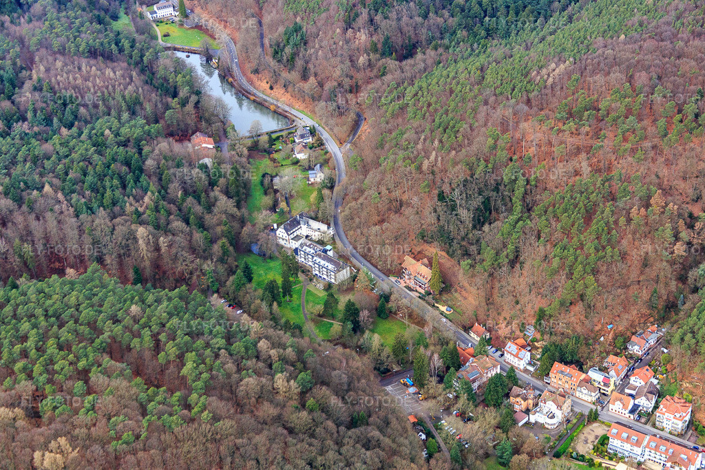Luftbild: Kurtalstraße mit Schwanenweiher, Hotel Luisenpark und Hotelpension Seeblick in Bad Bergzabern im Bundesland Rheinland-Pfalz in Deutschland. Foto: IMG_085733.jpg vom 08.01.2016 durch Werner Riehm/FLY-FOTO.deWWW.HOTEL-LUISENPARK.DE