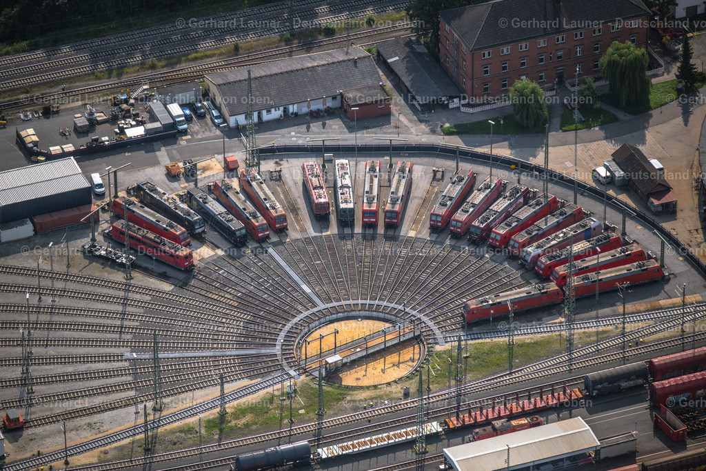 4047556 | NüRNBERG 21.08.2021 Gleisanlagen und Schienenstrecken am Rundschuppen ( auch Lokschuppen, Lokhalle oder Triebfahrzeughalle ) des Bahn- Betriebswerkes im Ortsteil Rangierbahnhof in Nürnberg im Bundesland Bayern, Deutschland. Weiterführende Informationen bei: DB Netz AG,  Deutsche Bahn AG. // Trackage and rail routes on the roundhouse - locomotive hall of the railway operations work in the district Rangierbahnhof in Nuremberg in the state Bavaria, Germany. Further information at: DB Netz AG,  Deutsche Bahn AG. Foto: Gerhard Launer