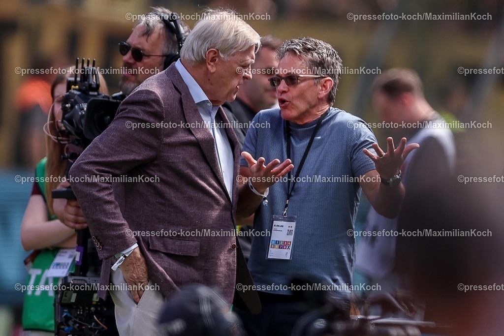 B0411052503346 | 11.05.2025, Fußball, Bayer 04 Leverkusen - Borussia Dortmund, 1. Fußball Bundesliga, 33. Spieltag, BayArena, Saison 2024 2025: 2025: Werner Wenning (Aufsichtsrat Vorsitzender Aufsichtsratsvorsitzender BAyer AG) zusammen mit William N. Bill Anderson (CEO Geschäftsführer Bayer AG) Wirtschaft; Manager; Chef; GeschäftsführungDFB regulations prohibit any use of photographs as image sequences and or quasi-video.