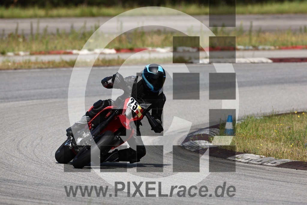 0025-20240714_00794 | Schöne Erinnerungen an spannende Momente - das festzuhalten ist unser Job. PIXELrace.de ist seit 2003 auf den Rennstrecken Europas unterwegs um die Action draußen beim Fahren und die wunderbare Stimmung imm Fahrerlager für euch einzufangen.