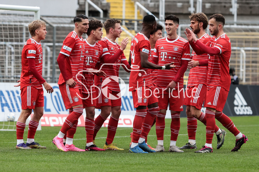 FC Bayern Amateure - SpVgg Hankofen-Hailing | Jubel der Amateure nach dem Treffer zum 2-1 durch Younes AITAMER (FCB #17) / Tor / Torjubel