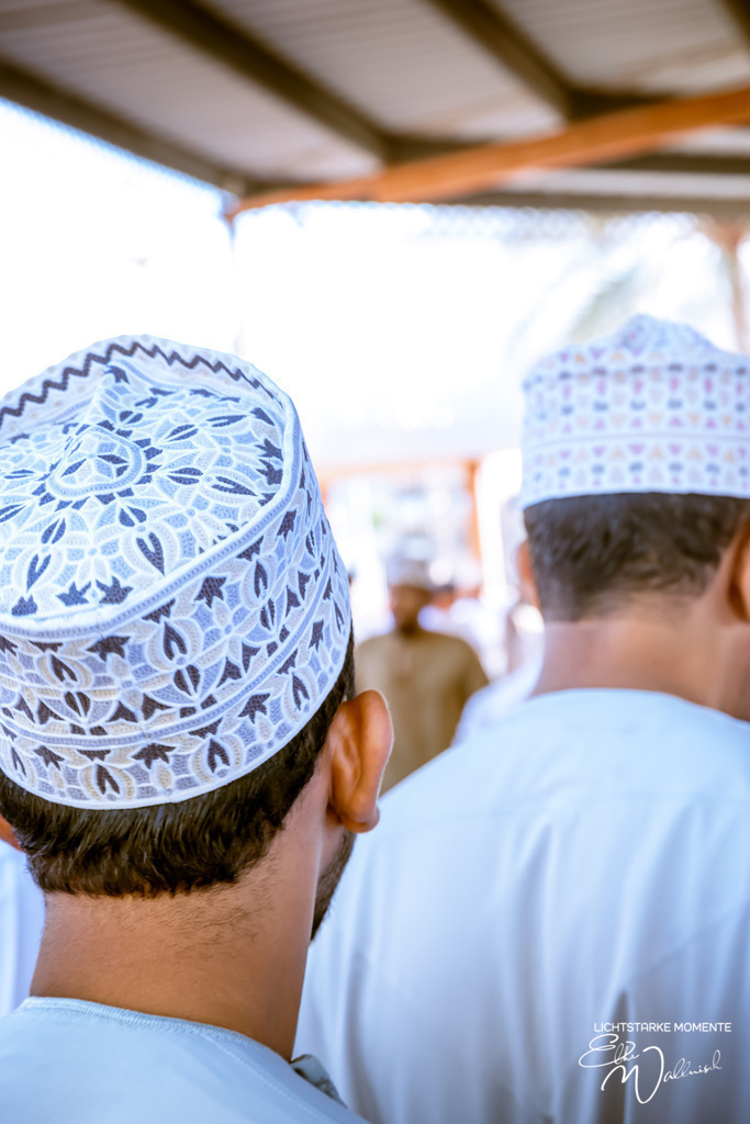 Nizwa Souk, Oman | Herzlich willkommen auf meiner Seite! Ich bin Elke Wallnisch, Deine Fotografin für lichtstarke Momente. Der Name steht für alles, was mich mit der Fotografie verbindet: Das Licht und seine machtvolle Wirkung auf eine Situation oder unsere Stimmung - Realisiert mit Pictrs.com