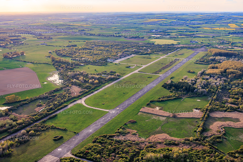 Aerial view: Runway of the former Grostenquin military airfield from the east in Bistroff in the state Moselle, France.Photo: IMG_154745.jpg taken on 04/17/2026 by Werner Riehm/FLY-FOTO.comResolution of the original: 6000 x 4000 px