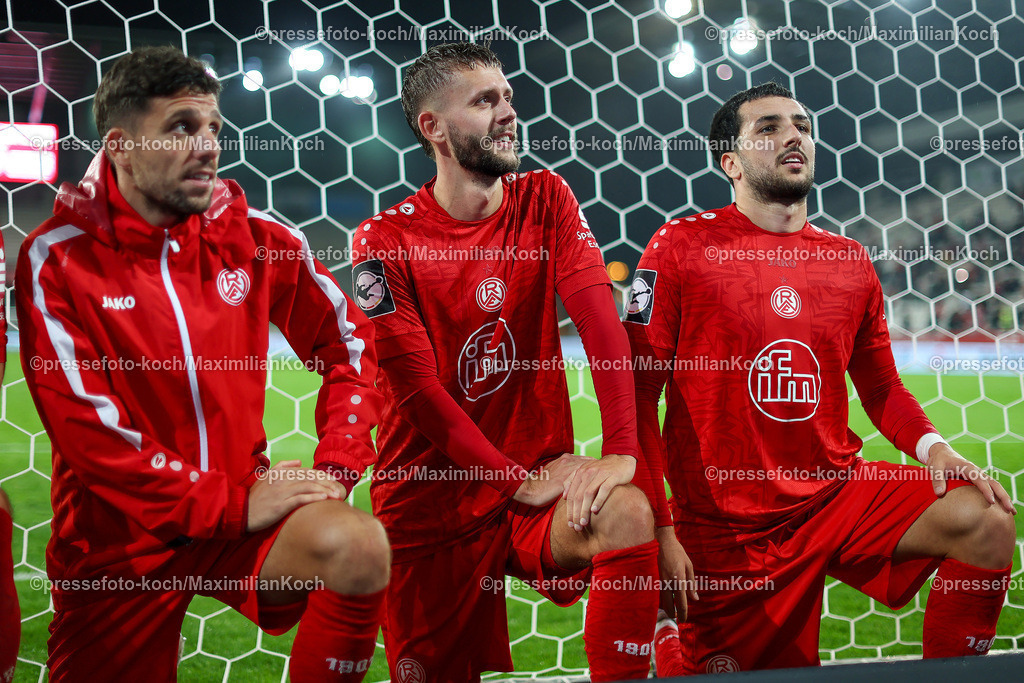 RWE3Liga25092402128 | 25.09.2024, Essen, Fußball,  Rot-Weiss Essen – Borussia Dortmund II (U23), bwin 3. Liga Herren, Stadion an der Hafenstraße, 7. Spieltag Saison 2024 2025: Abschlussjubel nach dem 3:1 Sieg -  L-R Ahmet Arslan (RWE #6), Torben Müsel (RWE #26) und Dion Berisha (RWE #21)DFB regulations prohibit any use of photographs as image sequences and or quasi-video.