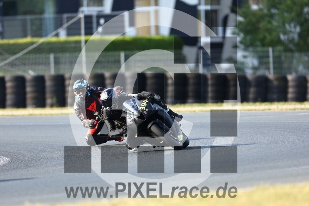 0394-20240720_00083 | Schöne Erinnerungen an spannende Momente - das festzuhalten ist unser Job. PIXELrace.de ist seit 2003 auf den Rennstrecken Europas unterwegs um die Action draußen beim Fahren und die wunderbare Stimmung imm Fahrerlager für euch einzufangen.