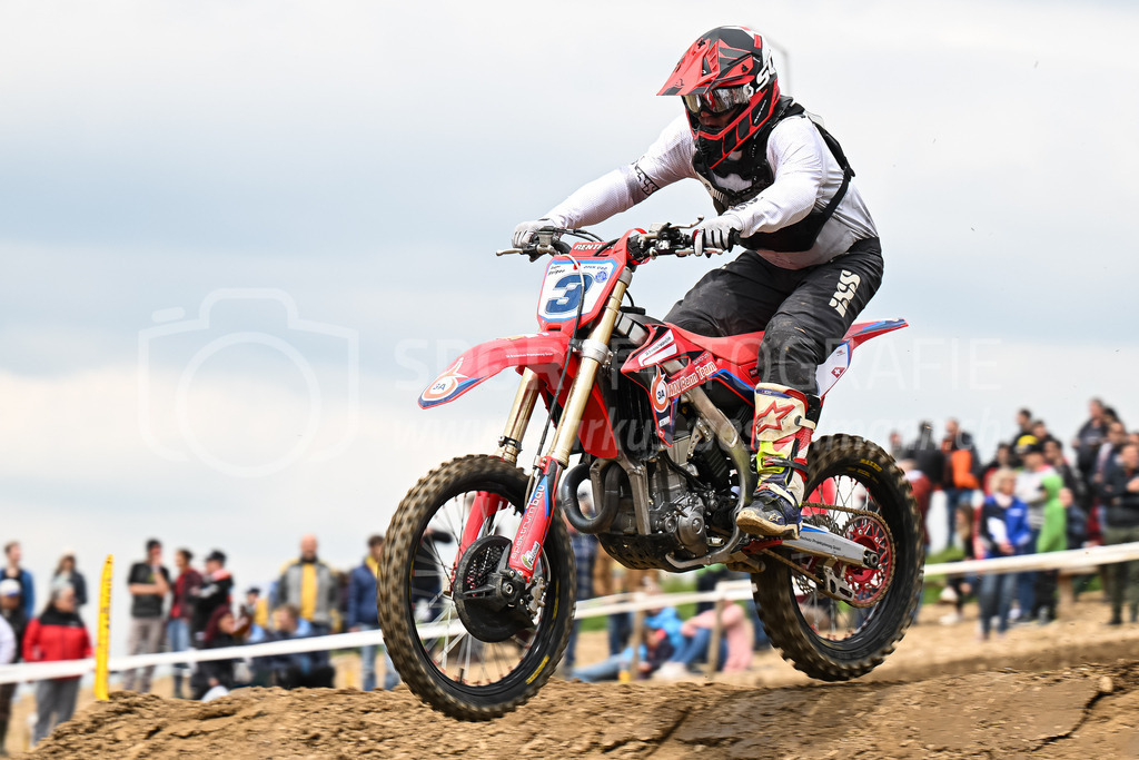 Motocross Schlatt bei Winterthur - 30. April 2023 | #3 Steiger Roger aus Bruettisellen (CH) auf Honda CRF 450 R in der Kategorie Senioren am Motocross Schlatt bei Winterthur, 30. April 2023. 
Instagram: @mx_schlatt | @mc_wila | @sam_schweiz
Bild: Sportfotografie Markus Aeschimann | www.markus-aeschimann.ch - Realisiert mit Pictrs.com