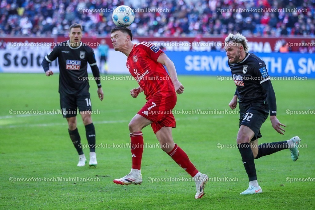Due01022501099 | 01.02.2025, Fußball, Fortuna Düsseldorf - SSV Ulm 1846, 2.. Fußball Bundesliga, 20. Spieltag, Merkur Spiel-Arena, Saison 2024 2025: Dennis Dressel (SSV Ulm #14) und Philipp Strompf (SSV Ulm #32) gegen Dzenan Pejcinovic (Fortuna Düsseldorf #7)DFB regulations prohibit any use of photographs as image sequences and or quasi-video.