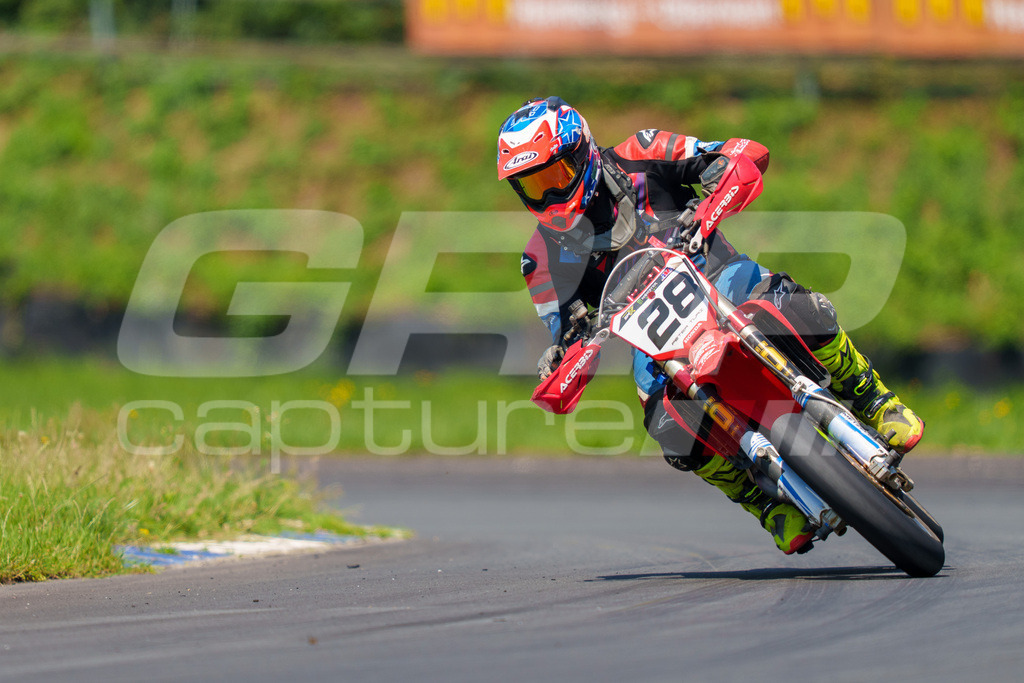 G-Cup + Supermoto Staatsmeisterschaft + Hungarian Supermoto Championship | GRIPcapture steht für authentische Sportfotografie in Österreich – für Momente, die mehr sind als Geschwindigkeit oder Ergebnis. Es geht um Emotion, Spannung, Fokus und den Augenblick, der oft nur einen Wimpernschlag dauert.Ob Motorsport, Teamsport oder 