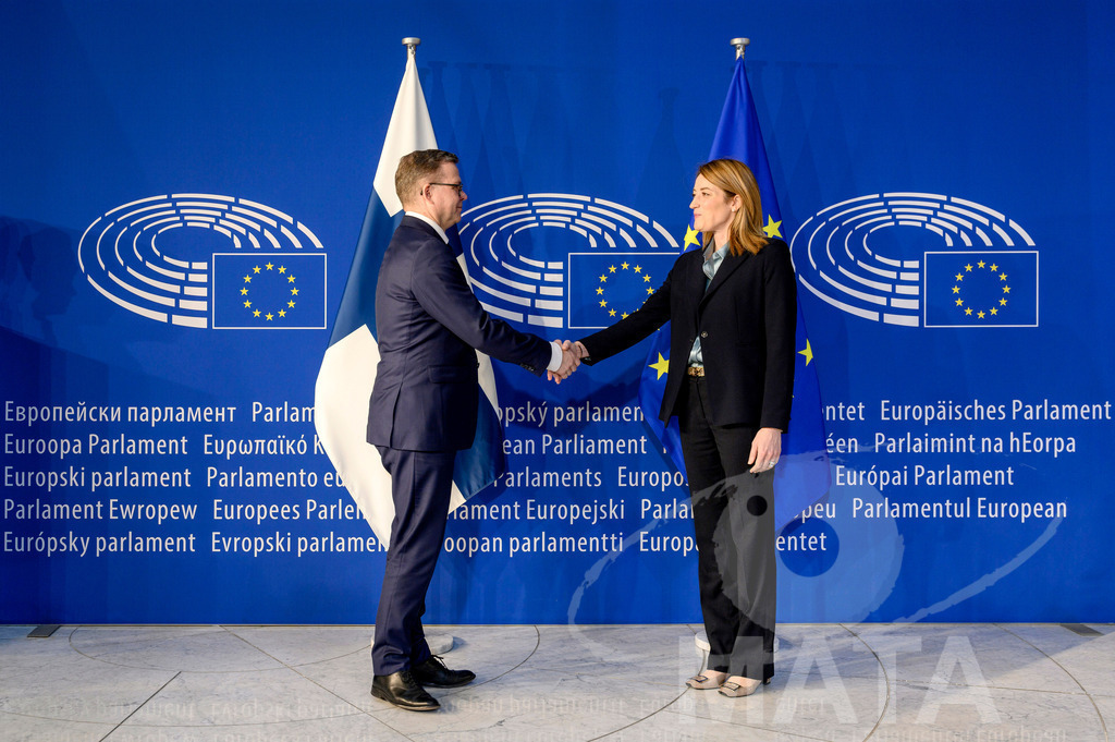 _DWI6058 | Die Ankunft des finnischen Ministerpräsidenten wurde im Rahmen des Programms „This is Europe“ von EU-Präsidentin Roberta Metsola am 13.03.2024 in EU-Parlament Straßburg begrüßt. - Realisiert mit Pictrs.com