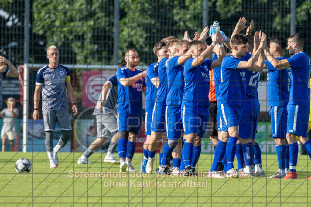 20250618_183908_0084 | #,SG Erkenbrechtsweiler-Hochwang (blau) vs. TSV Berkheim (grau), Fußball, Entscheidungsspiel 2 in Bezirksliga - Bezirk Neckar/Fils, Saison 2024/2025, Rasenplatz, Erlengarten 37, 73087 Bad Boll, 18.06.2025 - 18:30 Uhr,Foto: PhotoPeet-Sportfotografie/Peter Harich
