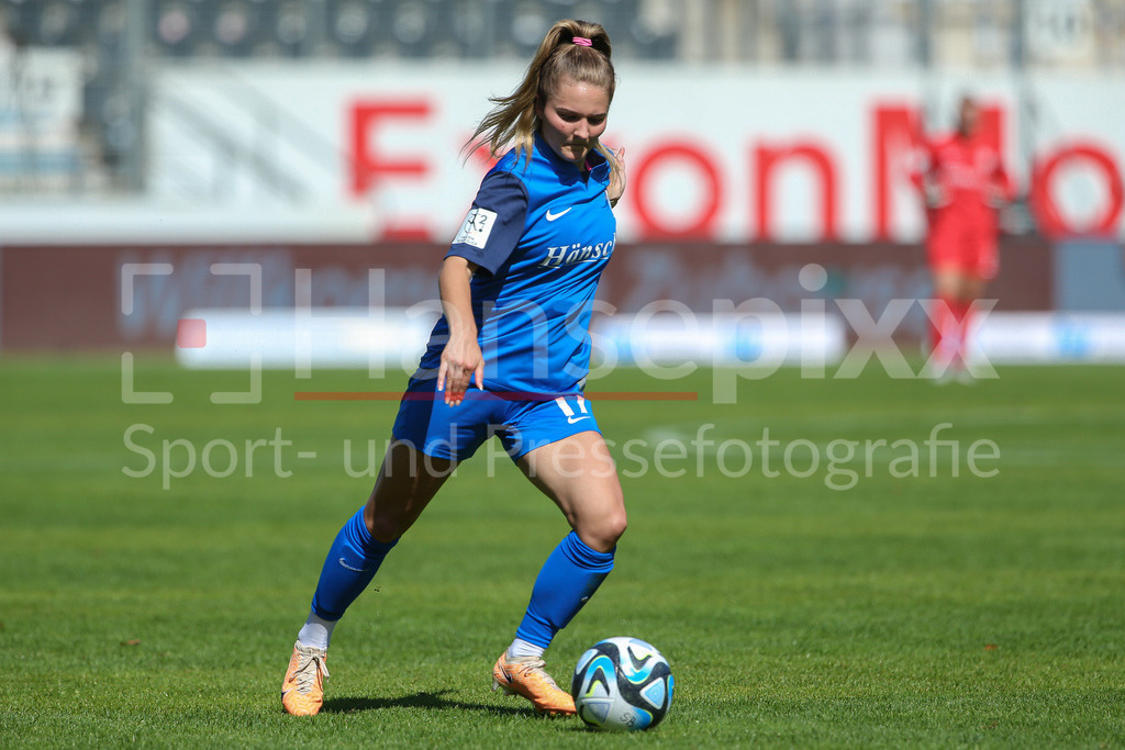 Fussball, 2. Frauen-Bundesliga, SV Meppen - 1. FFC Turbine Potsdam | v.li.: Noreen Günnewig (SV Meppen, 17) Freisteller, Einzelbild, Ganzkörper, Aktion, Action, Spielszene, DIE DFB-RICHTLINIEN UNTERSAGEN JEGLICHE NUTZUNG VON FOTOS ALS SEQUENZBILDER UND/ODER VIDEOÄHNLICHE FOTOSTRECKEN. DFB REGULATIONS PROHIBIT ANY USE OF PHOTOGRAPHS AS IMAGE SEQUENCES AND/OR QUASI-VIDEO.