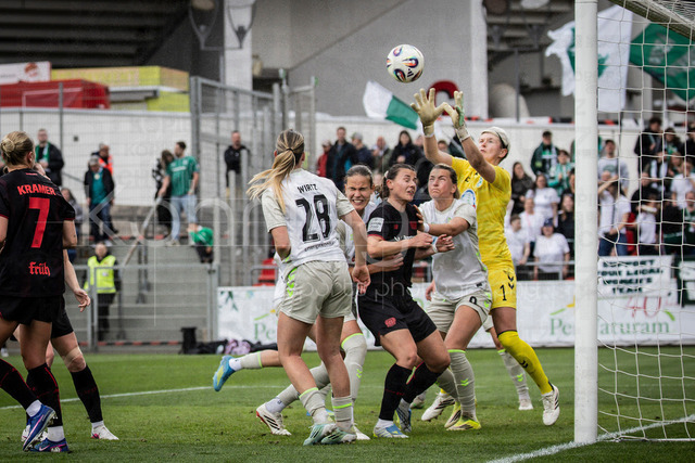 Frauen Fußball-Bundesliga; Bayer 04 Leverkusen - Werder Bremen, 17.05.2026 | LEVERKUSEN, 17.05.2026 - Torhueterin Vanessa Fischer (Werder Bremen, 1) pariert nach einer Ecke während der Begegnung Bayer 04 Leverkusen - Werder Bremen an Spieltag 26 der Google Pixel Frauen-Bundesliga am 17.05.2026 im Ulrich-Haberland-Stadion in Leverkusen (Nordrhein-Westfalen). DFL REGULATIONS PROHIBIT ANY USE OF PHOTOGRAPHS AS IMAGE SEQUENCES AND/OR QUASI-VIDEO.