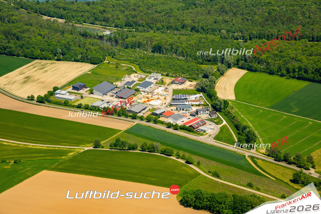 Das Luftbild zeigt Gewerbegebiet Illerrieden - Die Luftaufnahme wurde 2023 vom UL-Flugzeug aus erstellt ( keine Drohne ) - Hochauflösende Luftaufnahme - Für grossformatige Ausdrucke geeignet. Die Geschenkidee !Mit Lizenz und Bildrechte bestellbar