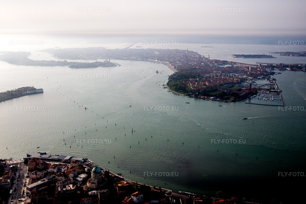 Vue aérienne: Vue de la ville à Fossone d'Adige dans le département Vénétie, Italie. Photo: IMG_087507.jpg prise le 06/04/2016 par Werner Riehm/FLY-FOTO.euRésolution de l'original: 5472 x 3648 px