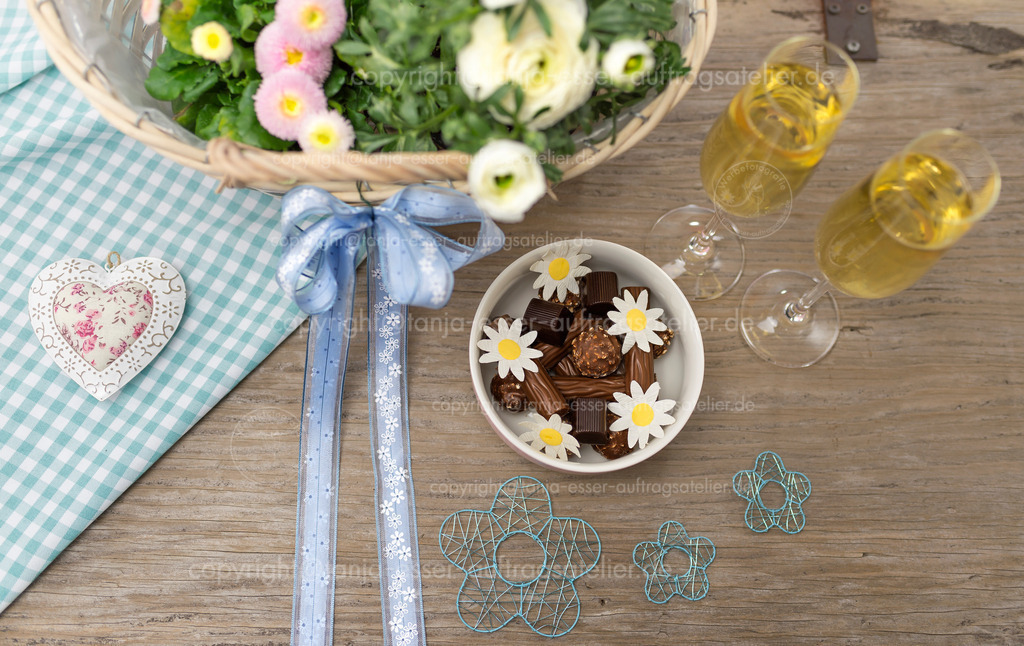Spring Festival with chocolate specialties and sparkling wine | Frühlingsfest mit Schokoladenspezialitäten und Sekt. Stillleben von oben fotografiert.