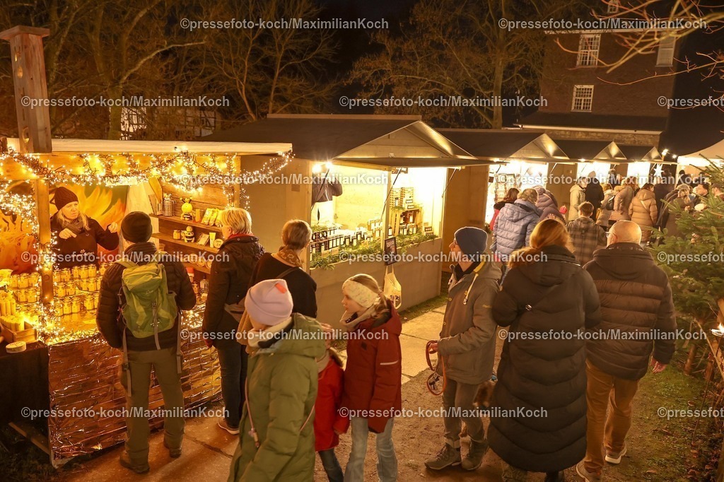 Wup12122501002 | 12.12.2026, Wuppertal, Weihnachtsmarkt Haus Schloss Lüntenbeck. 