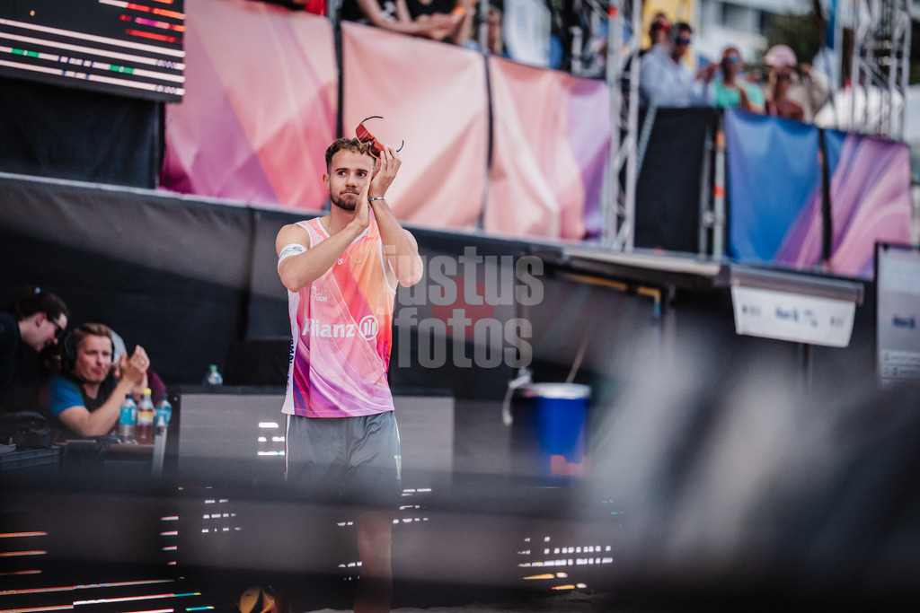 Beachvolleyball | Männer | Deutsche Meisterschaften 2025 Timmendorfer Strand | 05.09.2025 | Jonas Sagstetter läuft in das Stadion ein