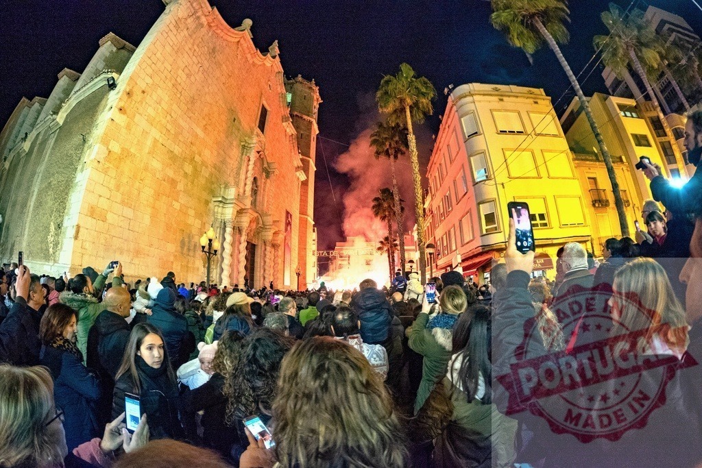 Fallas celebration in Valencia, Spain with large crowd watching fire | Crowd of people gathering at night watching a large fire during the Fallas festival in Valencia, Spain - Realisiert mit Pictrs.com