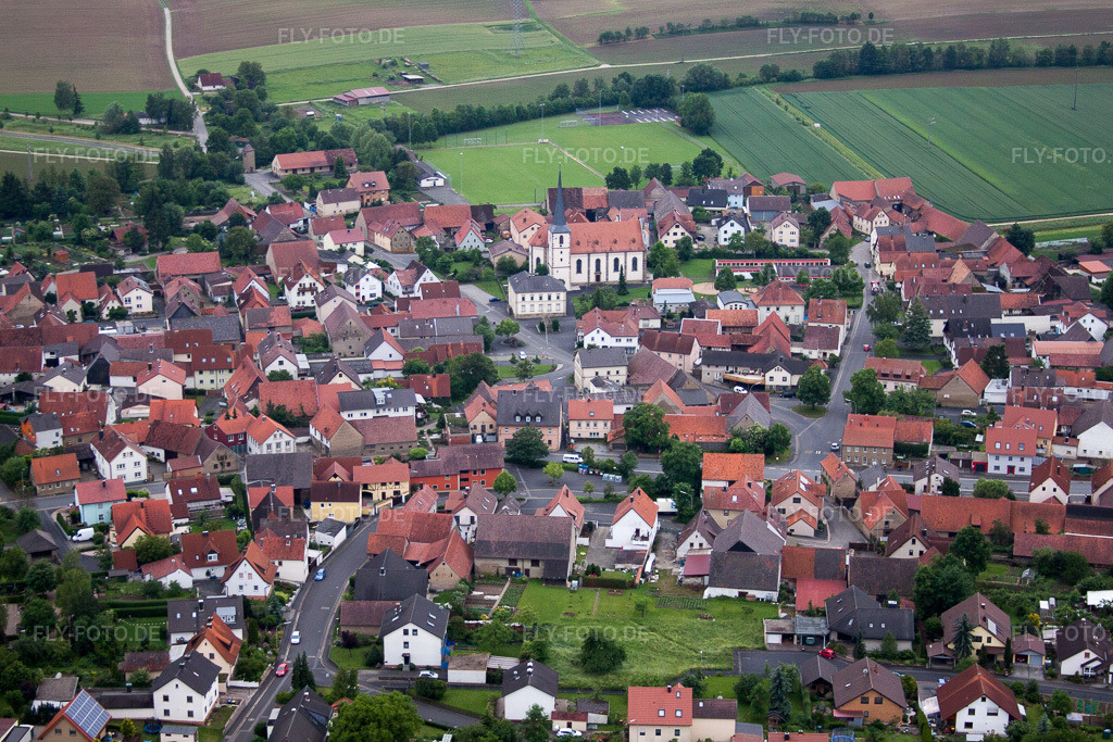 Luftbild: Dorfansicht im Ortsteil Zeuzleben in Werneck im Bundesland Bayern in Deutschland. Foto: IMG_66100.jpg vom 30.05.2014 durch Werner Riehm/FLY-FOTO.de