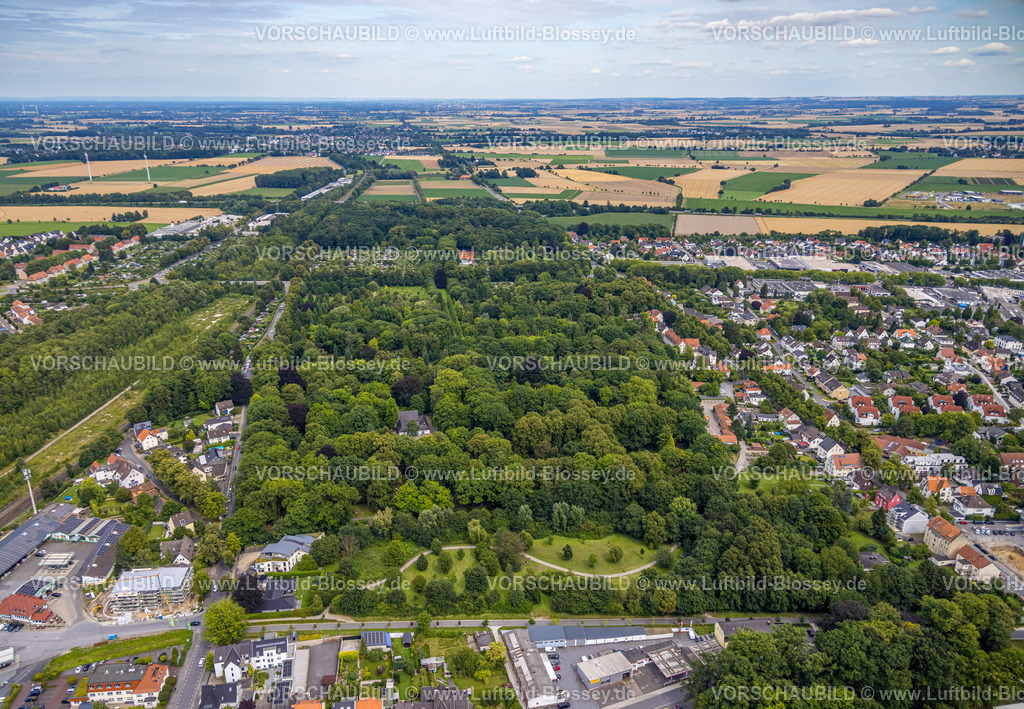 Soest240712688 | Luftbild, Osthofenfriedhof und hinten der Stadtpark, Waldgebiet Wiesen und Felder mit Fernsicht, Soest, Soester Börde, Nordrhein-Westfalen, Deutschland