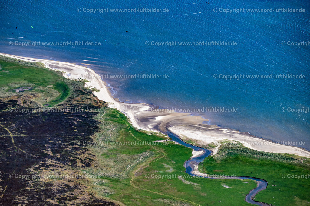 Sylt_List_Ellenbogen_Kiterstrand_ELS_5693130625 | LIST AUF SYLT 13.06.2025 Kitesurfer am Strand in List auf Sylt im Bundesland Schleswig-Holstein, Deutschland. // Kitesurfer on the beach in List on Sylt in the federal state of Schleswig-Holstein, Germany. Foto: Martin Elsen