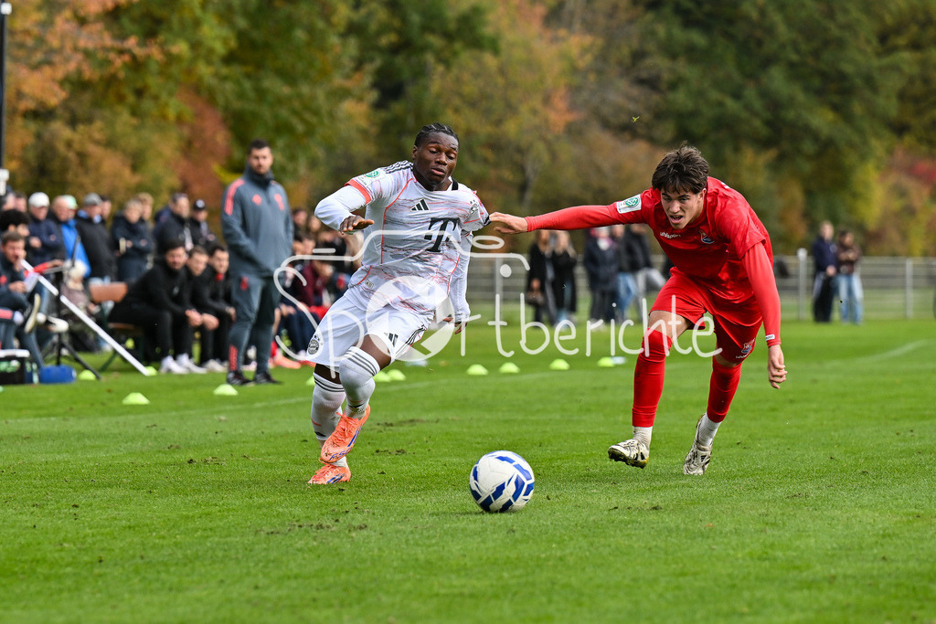 SpVgg Unterhaching U19 - FC Bayern München U19 | Im Duell Uzorchukwu Frank EGWUATU (FC Bayern München 7) und Moritz BRONNER (SpVgg Unterhaching U19 17) / Zweikampf / U19 DFB Nachwuchsliga: SpVgg Unterhaching - FC Bayern München; Sportschule Oberhaching am 18.10.2025
