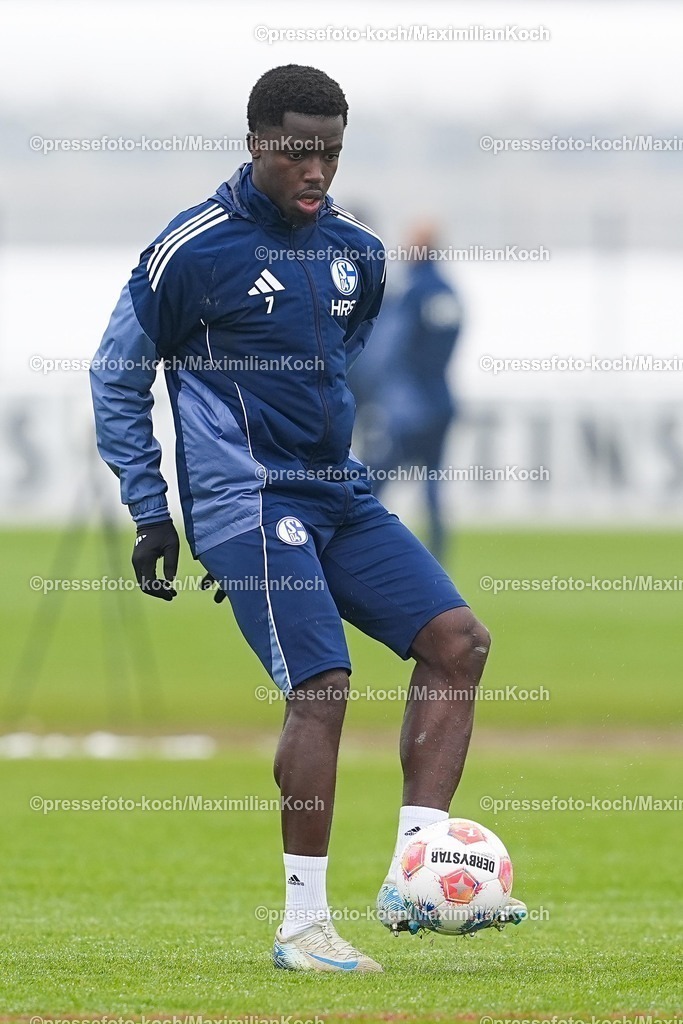xYDRx29012601030 | 29.01.2026, xydrx, Fußball, Öffentliches Training FC Schalke 04: Christian Gomis (FC Schalke 04 #7)   Photo: xYannisxDreimannxPressefotoKochx