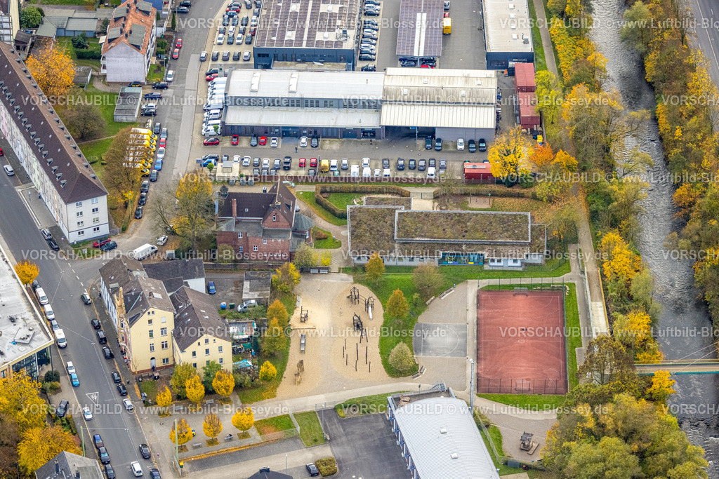 Hagen251101441 | Luftbild, Kinderhaus und Jugendzentrum mit Sportplatz und Spielplatz, herbstliche Bäume, Vorhalle, Hagen, Ruhrgebiet, Nordrhein-Westfalen, Deutschland