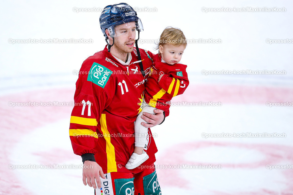 DueDEG19012401096 | 19.01.2024, Düsseldorf, Eishockey, Penny DEL, 39. Spieltag, PSD-BANK Dome, Düsseldorfer EG - Nürnberg Ice Tigers: Kevin Clark (Düsseldorfer EG) mit Tochter auf dem Arm bei der Ehrenrunde