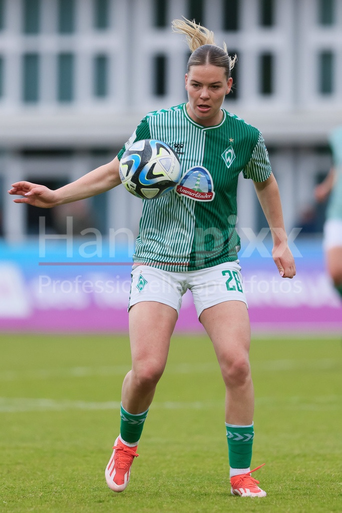 Fussball, Google Pixel Frauen-Bundesliga, SV Werder Bremen - MSV Duisburg | v.li.: Juliane Wirtz (SV Werder Bremen, 28) am Ball, Freisteller, Einzelbild, Ganzkörper, Aktion, Action, Spielszene, DIE DFB-RICHTLINIEN UNTERSAGEN JEGLICHE NUTZUNG VON FOTOS ALS SEQUENZBILDER UND/ODER VIDEOÄHNLICHE FOTOSTRECKEN. DFB REGULATIONS PROHIBIT ANY USE OF PHOTOGRAPHS AS IMAGE SEQUENCES AND/OR QUASI-VIDEO.