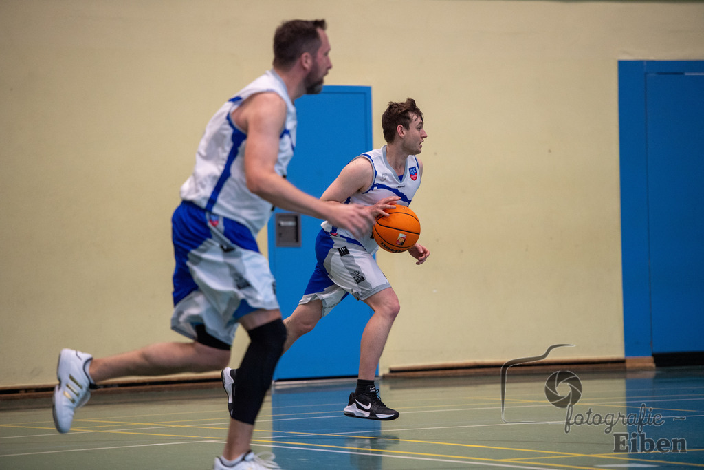 VFL Rastede 2-VfL Edewecht Wattworms | VFL Rastede II (weiß)-VfL Edewecht Wattworms (schwarz) am 18.02.2024; in Kleibrok (Sporthalle Zur-Windmühlen-Straße), Photo: Philip Eiben 2024 - Realisiert mit Pictrs.com