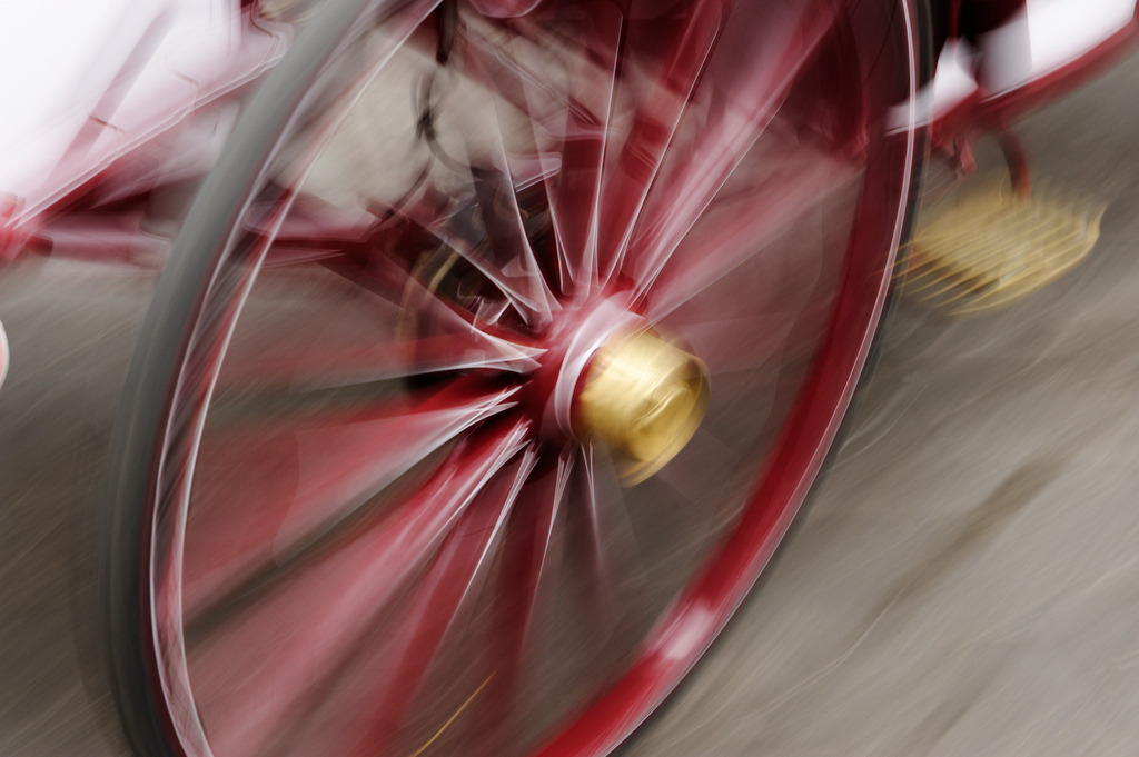 Rad einer Kutsche | Wien, Austria - December 02, 2011: Drehendes Rad an einer Kutsche, mit roten Speichen - Realisiert mit Pictrs.com